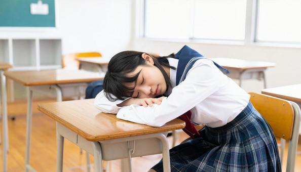 教室で寝る女子高生 教室で寝る女子高生の写真