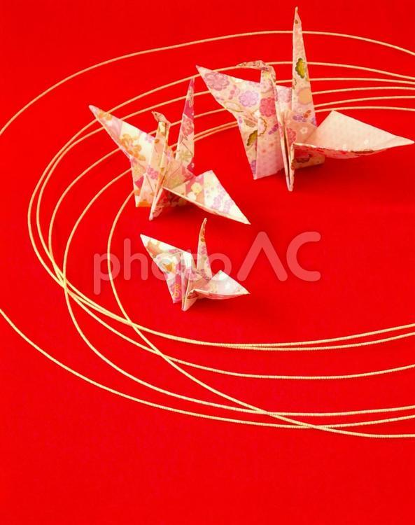 華やかに舞う折鶴と金の水引 お正月,背景,正月飾りの写真素材