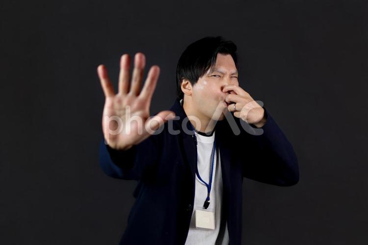 臭いを嫌がる男性 男性,臭い,嫌がるの写真素材