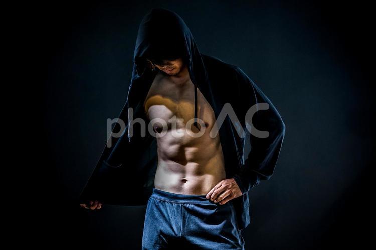 筋肉を鍛える男性 筋肉,マッチョ,腹筋の写真素材