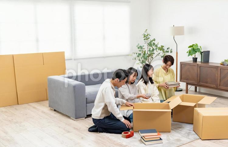 ダンボールに物を入れる家族 家族,引っ越し,引越しの写真素材