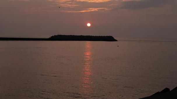 太陽が迎える海沿いの朝 太陽が迎える海沿いの朝 海沿い,朝,日の出の写真素材