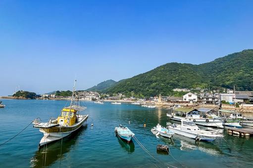 夏の陽射しを受けて漁船が停泊する鞆の浦 鞆の浦,港,漁船の写真素材
