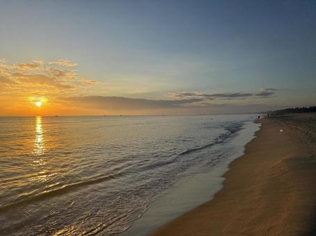 ビーチの日の出 ビーチの日の出 日の出,朝日,海の写真素材