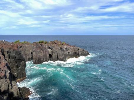 相模湾断崖絶壁の城ケ崎海岸に打ち寄せる波 相模湾断崖絶壁の城ケ崎海岸に打ち寄せる波の写真