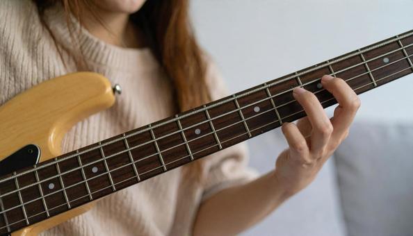 ベースを演奏する女性 ベースを演奏する女性の写真