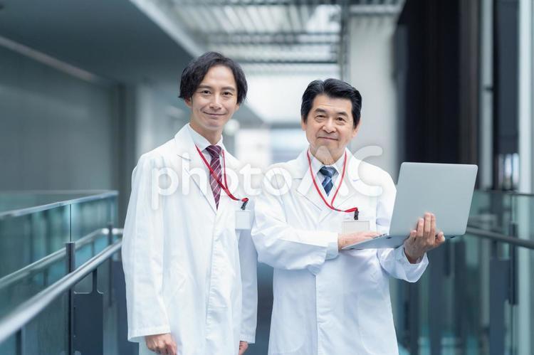 病院で打ち合わせをする医者 医者,病院,医療の写真素材