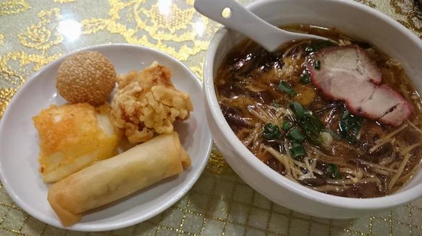 飲茶セット(揚げ物) 飲茶セット(揚げ物) 中華そば,春巻き,唐揚げの写真素材