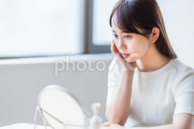 若い女性のスキンケアイメージ ビューティー,女性,日本人の写真素材