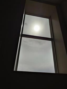 縦長の窓枠 縦長の窓枠 窓,ウィンドウ,太陽の写真素材