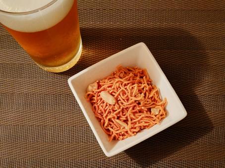 フライ麺スナック菓子とビール1 フライ麺スナック菓子とビール1 おつまみ,ビール,揚げ麺の写真素材
