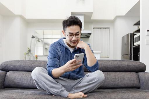 スマートフォンを使う男性 スマートフォンを使う男性 男性,人物,日本人の写真素材