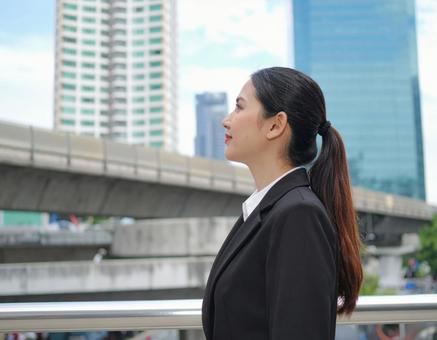 ビジネススーツ姿の若い女性 8 ビジネススーツ姿の若い女性 8の写真