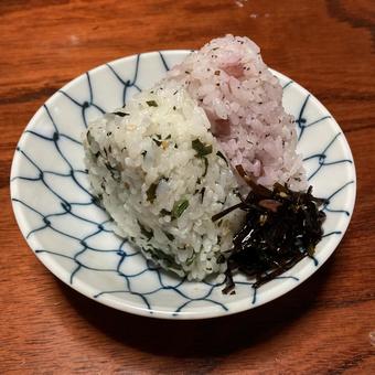 2種類のおむすびと昆布佃煮 2種類のおむすびと昆布佃煮の写真