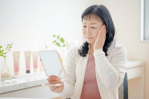 肌をチェックする女性 肌をチェックする女性 美容,化粧,鏡の写真素材