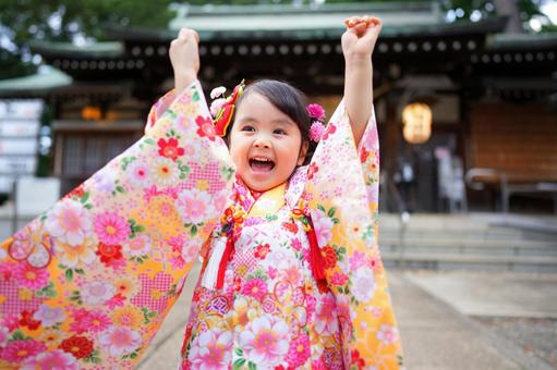 七五三のお祝いで笑顔をはじけさせる女の子 七五三のお祝いで笑顔をはじけさせる女の子の写真
