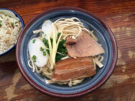 平打ち麺の沖縄そば、炊込みご飯じゅーしー 平打ち麺の沖縄そば、炊込みご飯じゅーしー 首里そば,沖縄そば,手打ちの写真素材