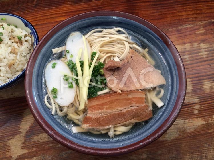 平打ち麺の沖縄そば、炊込みご飯じゅーしー 首里そば,沖縄そば,手打ちの写真素材