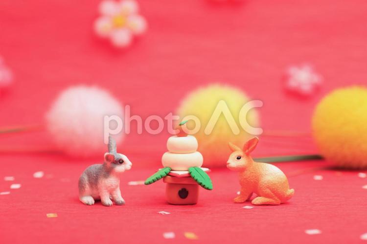鏡餅を挟んで向かい合ううさぎと玉2 うさぎ,シュライヒ,シュライヒフィギュアの写真素材