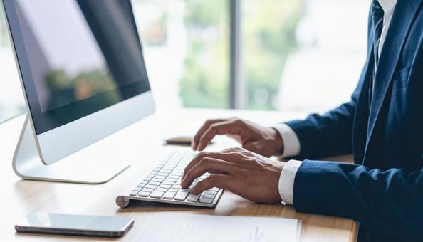 パソコンにキーボード入力する手元 男性 パソコンにキーボード入力する手元 男性の写真