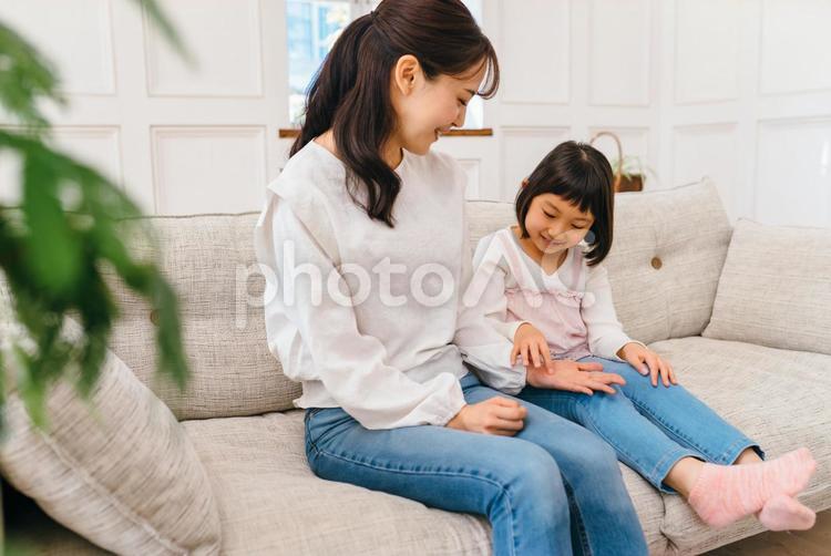 母の手相を見る娘 母子,コミュニケーション,女の子の写真素材