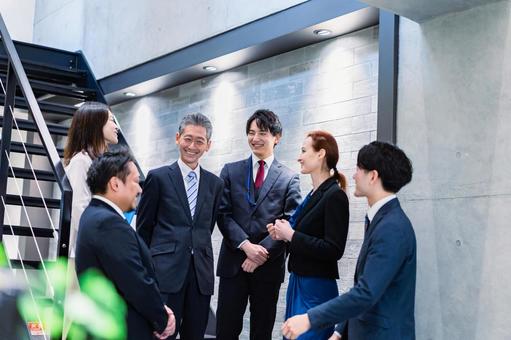 ライフスタイル 挨拶,女性,笑顔の写真素材