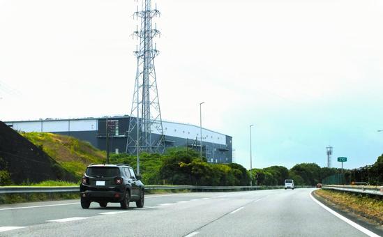 出来上がった新ビルと傍を走るハイウェイ 出来上がった新ビルと傍を走るハイウェイ ハイウェイ,高速道路,東名高速道路の写真素材