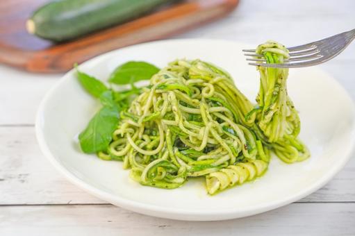 ズッキーニのジェノベーゼ ズッキーニのジェノベーゼ ベジヌードル,ズッキーニ,夏野菜の写真素材