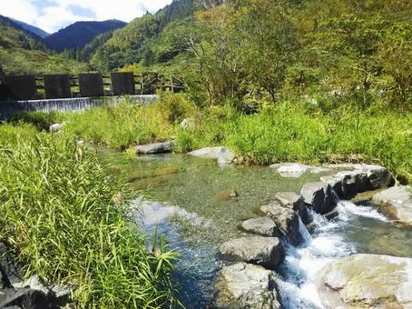 里山の清流と堰のある風景 里山の清流と堰のある風景 清流,川,夏休みの写真素材