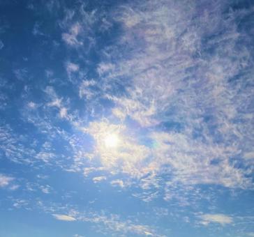 雲と太陽と青空 雲と太陽と青空の写真