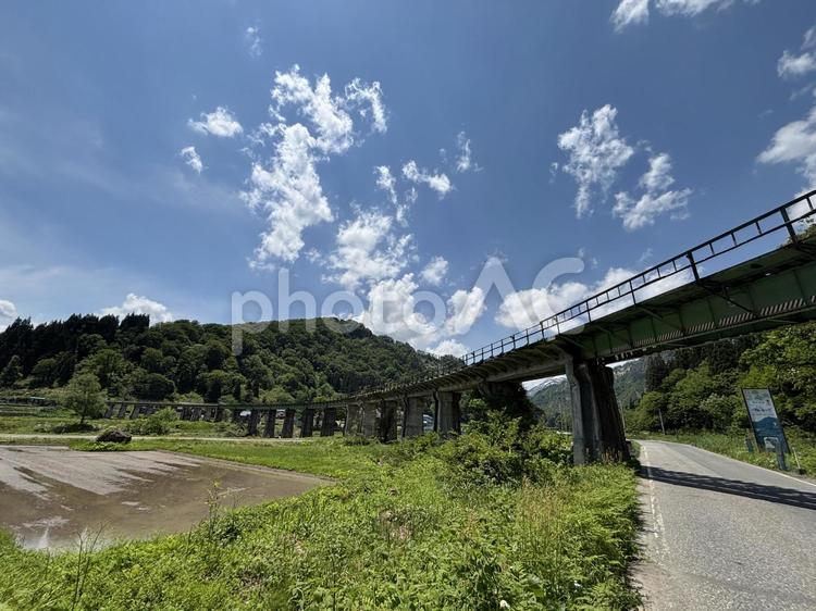 叶津川にかかる只見線の橋梁 国道252,只見線,田舎の写真素材
