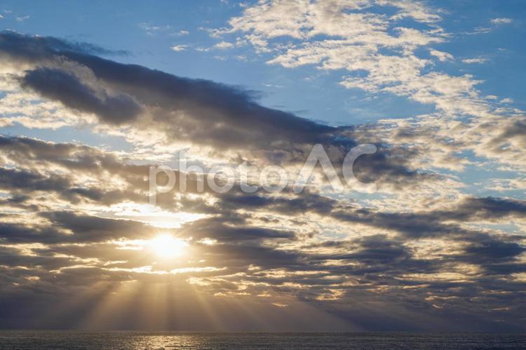 早朝の海の青空と雲差し込む日差し 空,青空,朝の写真素材