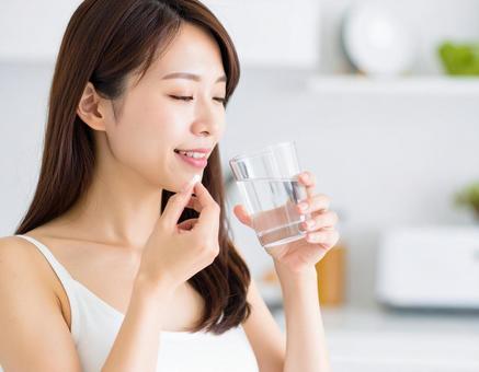薬を飲む女性 薬を飲む女性の写真