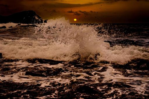 <素材>秋の海に沈む夕日と海の波しぶき <素材>秋の海に沈む夕日と海の波しぶき 海,サンセット,夜明けの写真素材