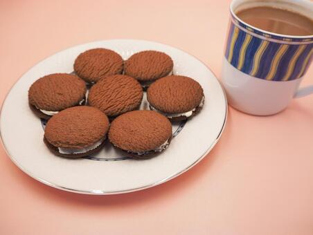 チョコのチーズサンドクッキー＆カフェモカ チョコクッキー,クリームチーズ,チョコレートの写真素材