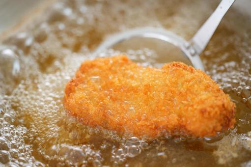 鍋から出す揚げたてのとんかつ とんかつ,揚げ物,料理の写真素材