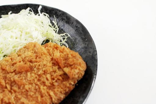 とんかつとキャベツの皿 とんかつとキャベツの皿の写真