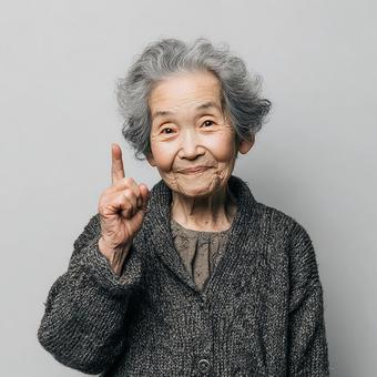 アイデアが閃いたシニア女性 アイデアが閃いたシニア女性の写真