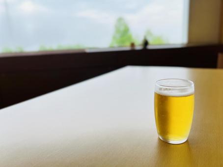 窓際テーブルの泡立つビール 窓際テーブルの泡立つビール ビール,アルコール,お酒の写真素材