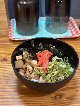 ラーメン屋の絶品肉飯 ラーメン屋の絶品肉飯 豚丼,黒丼ぶり,ねぎトッピングの写真素材