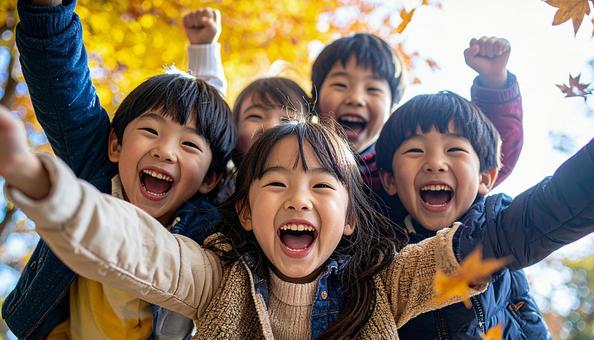 紅葉のなかで遊ぶ子供たちの写真