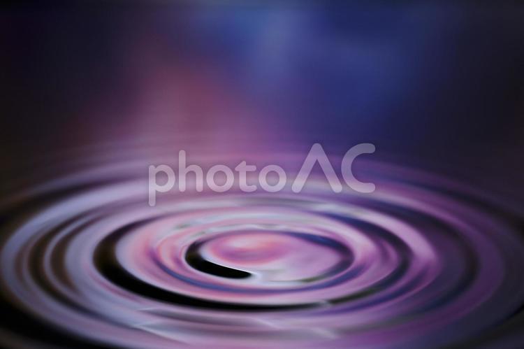 水面に落ちる水滴と波紋 水,水滴,水面の写真素材