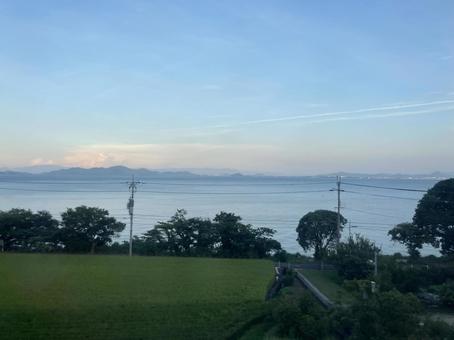 サンダーバード車窓からの琵琶湖 サンダーバード,琵琶湖,夕暮れの写真素材