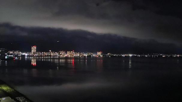 初秋の大津市琵琶湖畔より眺める夜景 初秋の大津市琵琶湖畔より眺める夜景の写真