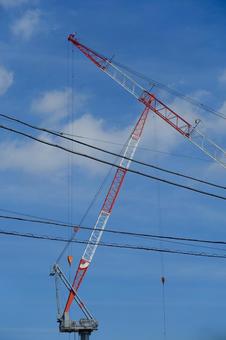 2台のクレーンと電線と青空 2台のクレーンと電線と青空 クレーン,クレーン車,工事の写真素材