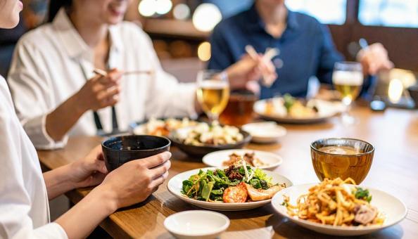 居酒屋で食事やお酒を楽しむ人々 居酒屋で食事やお酒を楽しむ人々の写真