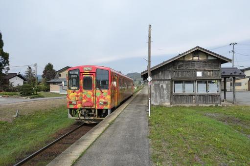 フラワー長井線 西大塚駅と列車 フラワー長井線 西大塚駅と列車の写真