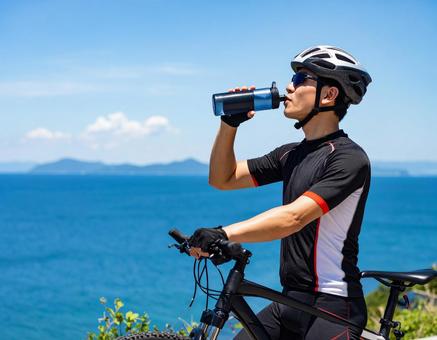 サイクリストの夏・休憩と給水(背景に海) サイクリストの夏・休憩と給水(背景に海)の写真
