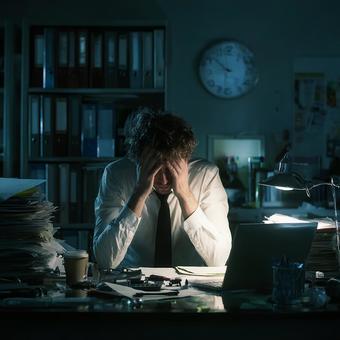 疲労に打ちひしがれるビジネスマン 疲労に打ちひしがれるビジネスマンの写真