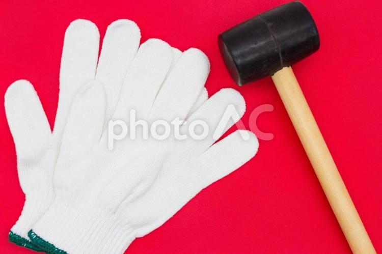 赤背景に軍手とゴムハンマー 軍手,ゴムハンマー,手袋の写真素材
